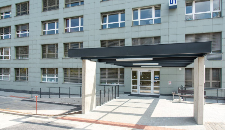 Vstup na I. interní kliniku kardiologickou ve FN Olomouc - ilustrační foto
