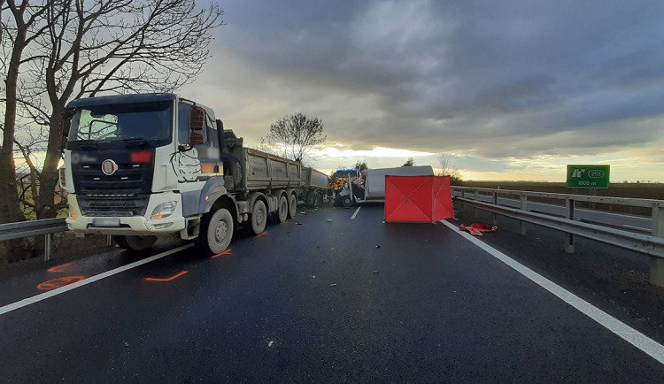 Tragická nehoda na D35 u Litovle. Na dálnici zemřel řidič dodávky