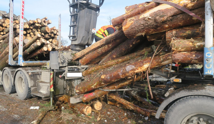 Při nehodě na Kaplicku se z kamionu sesunul špatně zajištěný náklad