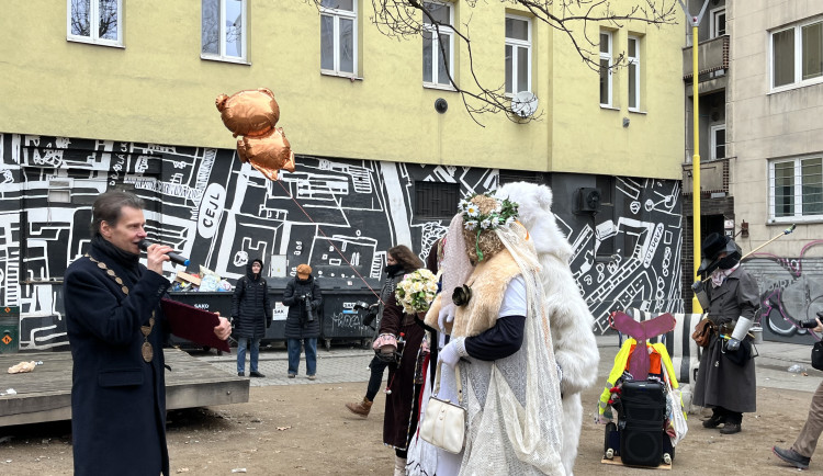 FOTO: Okolí Káznice ožilo masopustem. Průvod vedla nevěsta s rostoucím břichem