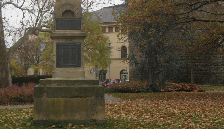 DRBNA HISTORIČKA: Spaniův obelisk ve Smetanových sadech v Prostějově má dvě stě let