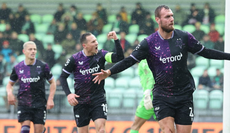 Fotbalisté Slavie vyhráli v Karviné 3:1 a pojistili si vedení v ligové tabulce