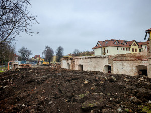 V areálu u centra Litovle finišují demoliční práce