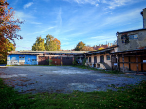 Areál u centra Litovle před zahájením demolice