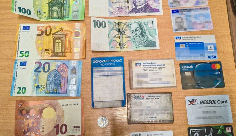 Mezi sedačkami v kině se válela peněženka plná tisícovek i eur. Nálezkyně jednala rychle