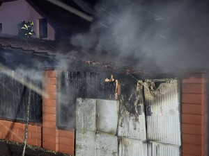 Noční požár na Přerovsku zdevastoval auto i přístřešek, škoda překročí milion