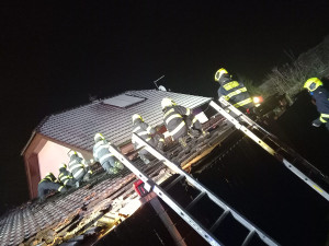 Noční požár na Přerovsku zdevastoval auto i přístřešek, škoda překročí milion