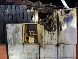 Noční požár na Přerovsku zdevastoval auto i přístřešek, škoda překročí milion