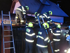 Noční požár na Přerovsku zdevastoval auto i přístřešek, škoda překročí milion