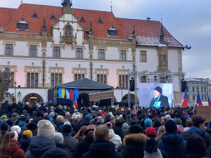 Stojíme za prezidentem v Olomouci: demonstrace zaplnila náměstí před orlojem