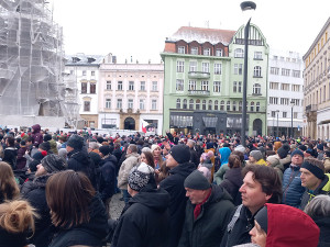 Stojíme za prezidentem v Olomouci: demonstrace zaplnila náměstí před orlojem