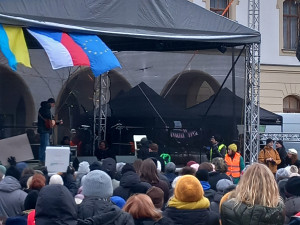 Stojíme za prezidentem v Olomouci: demonstrace zaplnila náměstí před orlojem