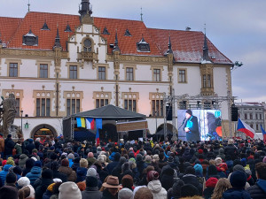 Stojíme za prezidentem v Olomouci: demonstrace zaplnila náměstí před orlojem