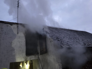 V Charvátech hořely dva domy, oheň nezasáhl obytné prostory. Škoda půjde do milionu