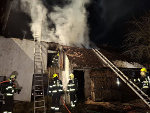 V Charvátech hořely dva domy, oheň nezasáhl obytné prostory. Škoda půjde do milionu