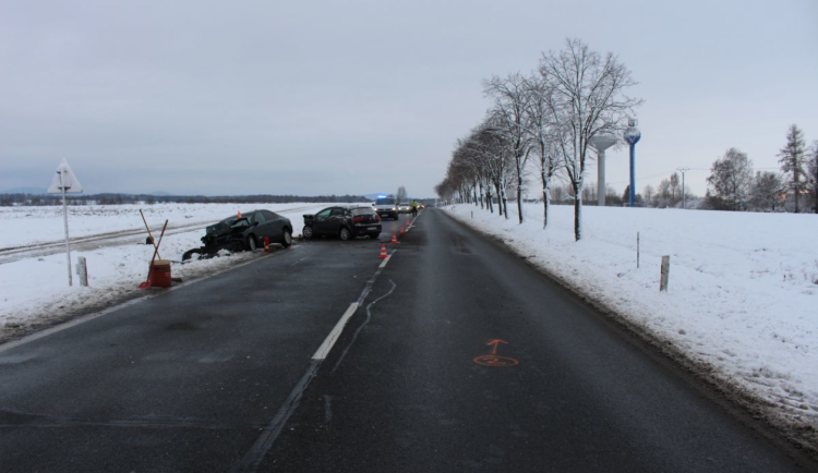 Čelní střet u Petřvaldu. Při nehodě dvou aut se zranili tři lidé