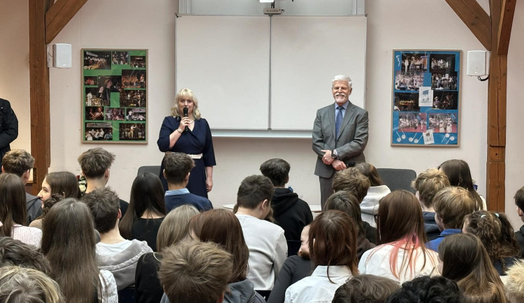 Prezident Pavel zahájil návštěvu Prahy, debatoval se školáky