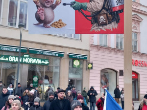 Tisíce lidí nejen v Olomouci podpořily prezidenta. Sítě zaplavily falešné účty a dezinformace