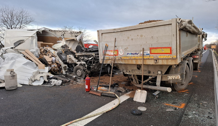 Páteční nehoda na D35 si vyžádala život řidiče dodávky, který narazil do odstavené nákladní soupravy