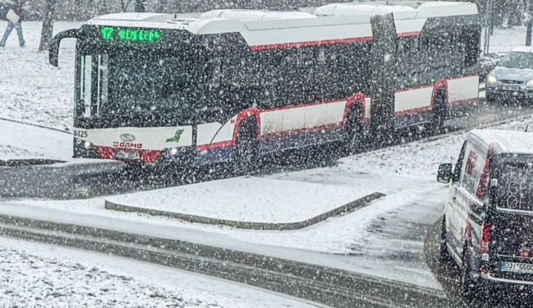 Zpoždění MHD v Olomouci i nehoda autobusů na Konicku. Sníh ráno ochromil dopravu