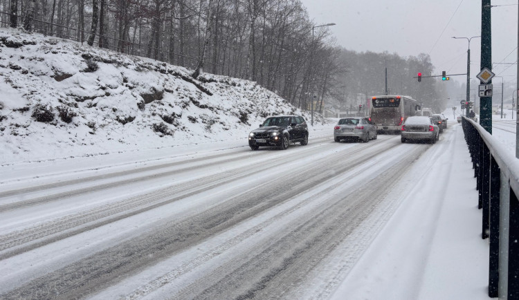 Sníh je v Libereckém kraji i na hlavních silnicích, připadlo několik centimetrů