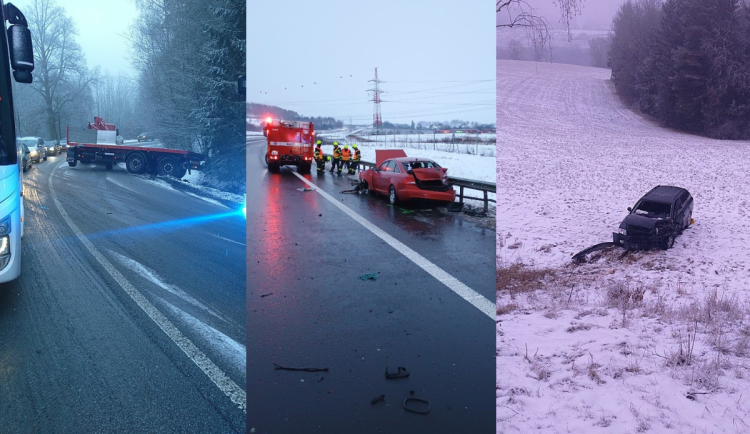 Vydatné sněžení komplikovalo dopravu, autobus u Čížové skončil v příkopě
