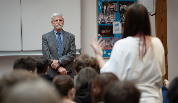 FOTO: Turnaj v přehazované a debata na tělo. Prezident Pavel se vrátil do školy
