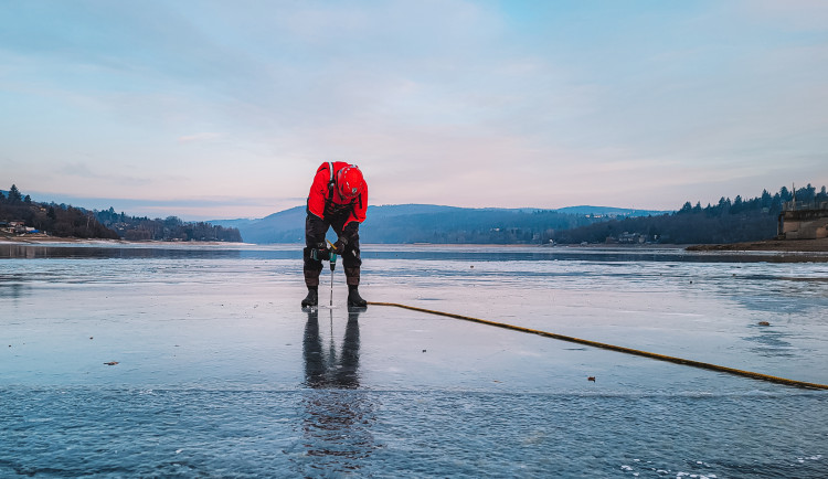 Sníh klame, led je zrádný. Vstup na brněnské vodní plochy je rizikový