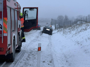 Zpoždění MHD v Olomouci i nehoda autobusů na Konicku. Sníh ráno ochromil dopravu