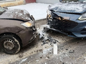 Zpoždění MHD v Olomouci i nehoda autobusů na Konicku. Sníh ráno ochromil dopravu