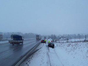 Zpoždění MHD v Olomouci i havárie na D1. Sníh ráno ochromil dopravu