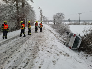 Zpoždění MHD v Olomouci i havárie na D1. Sníh ráno ochromil dopravu