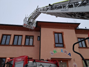 Zpoždění MHD v Olomouci i havárie na D1. Sníh ráno ochromil dopravu