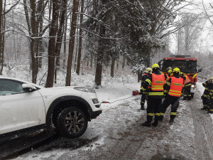 Zpoždění MHD v Olomouci i havárie na D1. Sníh ráno ochromil dopravu