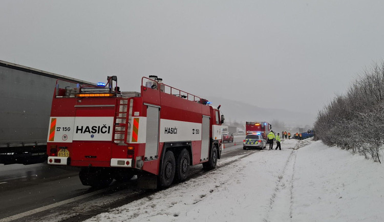Zpoždění MHD v Olomouci i havárie na D1. Sníh ráno ochromil dopravu