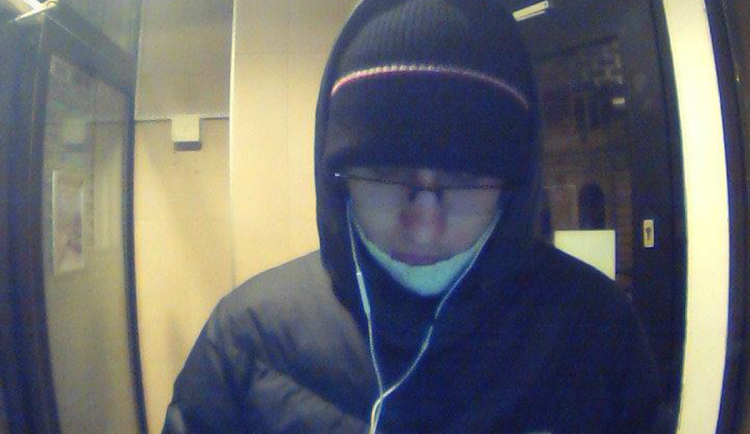 Podvodník připravil ženu o miliony korun, policie pátrá po osobě ze snímku