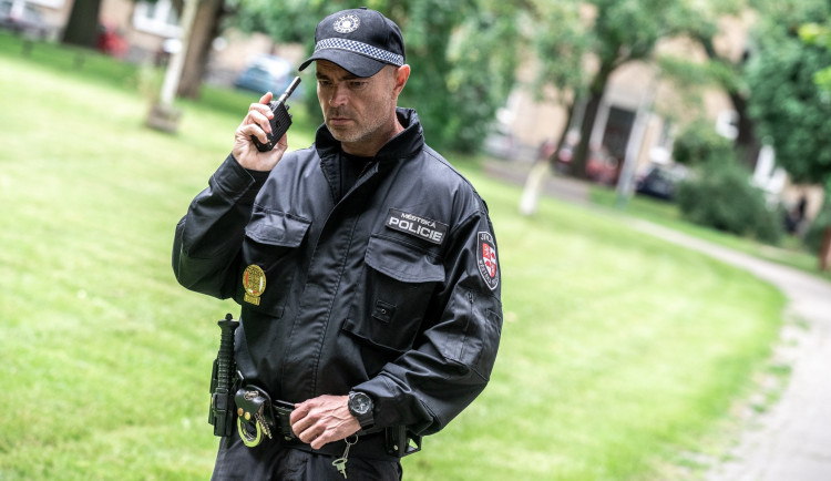 Kvůli zrušené výuce chtěl jet prvňáček do Jihlavy. Pomohli strážníci