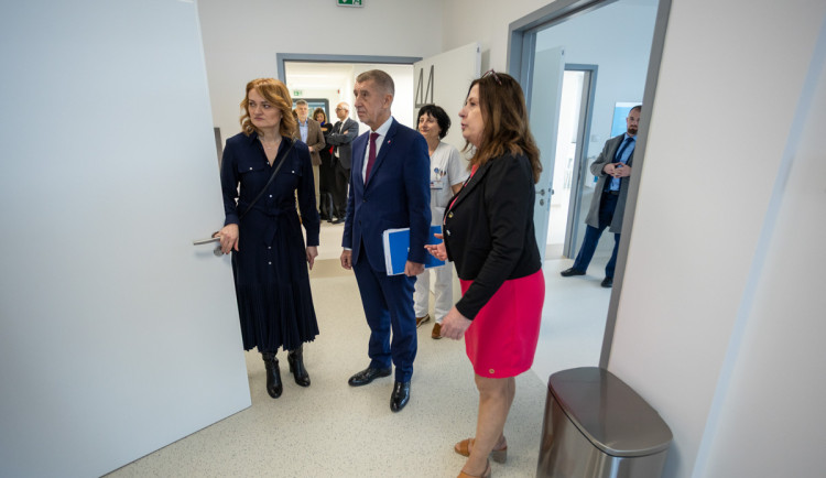 Nová onkologie FN Olomouc brzy otevře. Navštívil ji i premiér Babiš