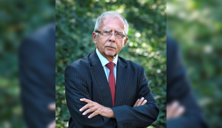 Ombudsmanu Křečkovi po šesti letech končí mandát, v čele úřadu ale zatím zůstane