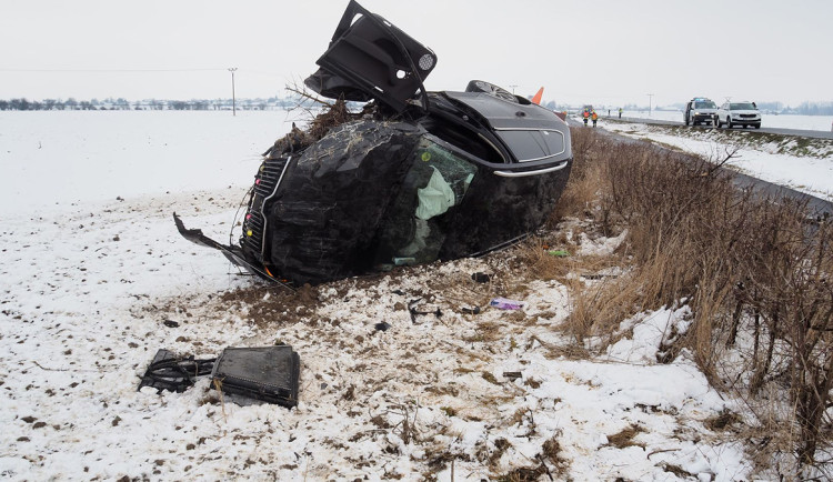 Bodl taxikářku, pak smetl náhodné auto. Sebevrah na Šumpersku málem zabil tři lidi