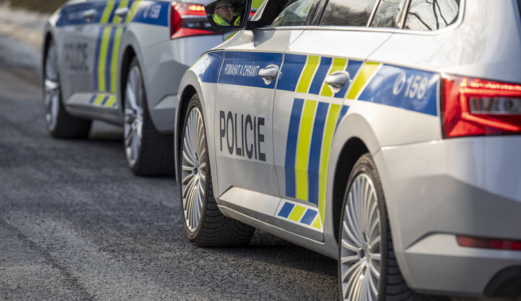 Bodl taxikářku, pak smetl náhodné auto. Sebevrah na Šumpersku málem zabil tři lidi