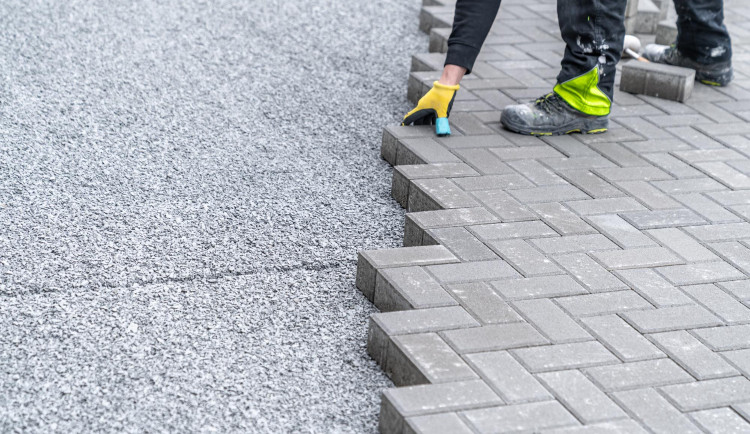 Jak vybrat zámkovou dlažbu na příjezdovou cestu: tloušťka, zatížení, bezpečnost