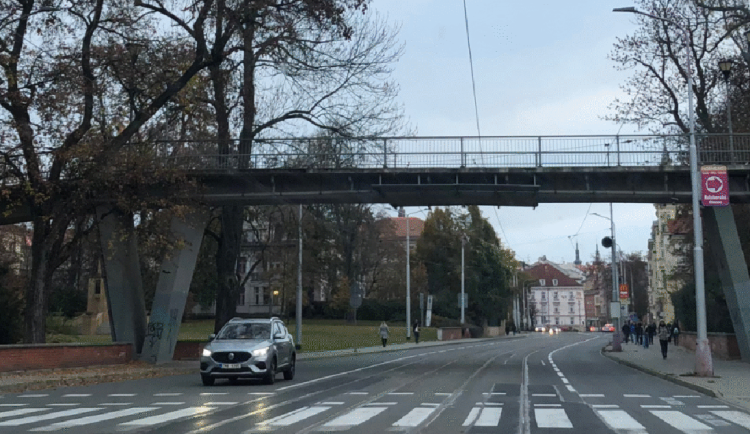 Z lávky u centra města Olomouce zmizely reklamní panely