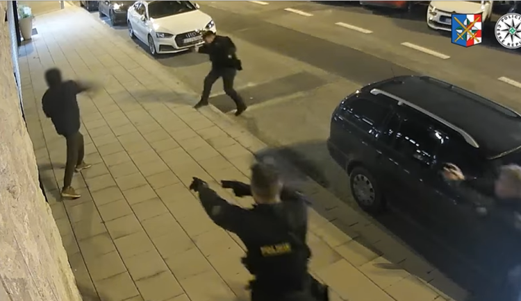VIDEO: Šel na policisty v Olomouci s nožem, jde o pokus o vraždu. Záznam zásahu získal cenu