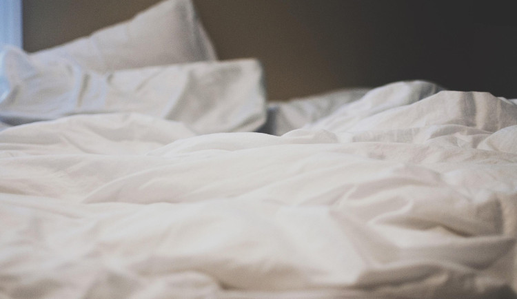 Opilý muž tvrdě spal na hotelu. Vzbudit se ho podařilo až brněnským strážníkům