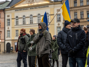 FOTO: Maketa ruského dronu a pochod proti strachu. V Olomouci lidé podpořili Ukrajinu