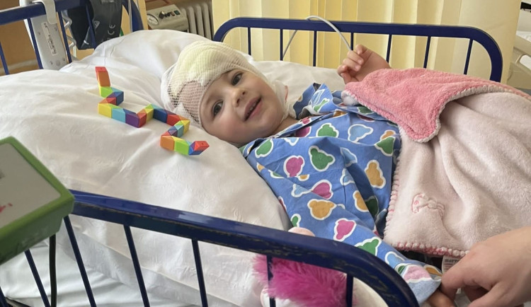 Anežka bojuje se vzácným typem rakoviny, rodina žádá o pomoc s financováním nákladné léčby