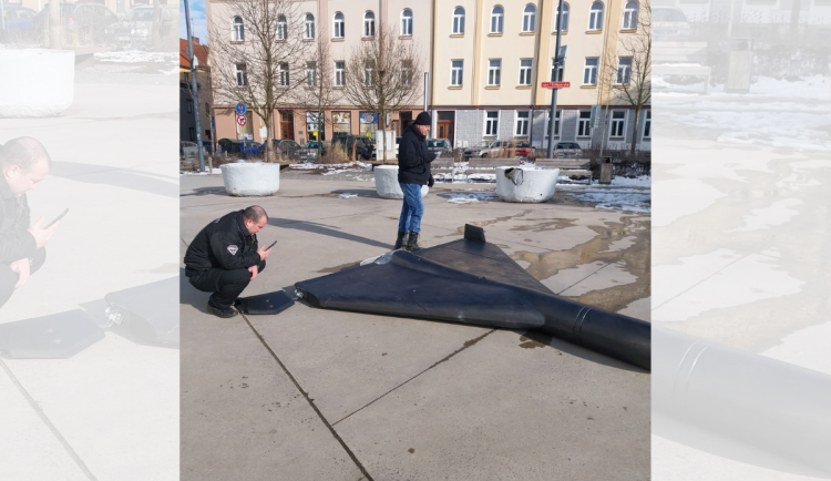 Maketa dronu šahíd v Táboře víří emoce, neznámý pachatel ji poničil
