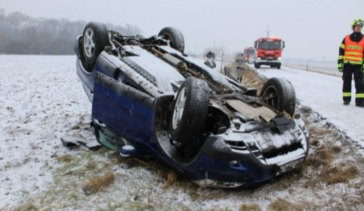 Osmnáctiletý řidič převrátil na Přerovsku auto se čtyřmi lidmi na střechu. Jel rychle na sněhu