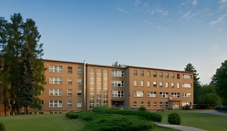 Nový Bydžov dál bojuje o internu. Kraj ji chce zrušit, město zareagovalo peticí